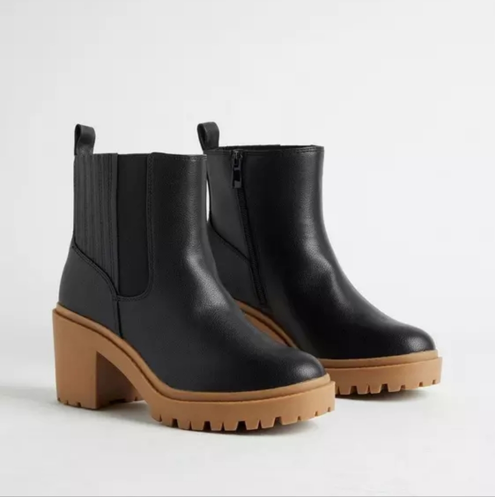 Torrid Women’s Finger Gore Bootie Wide Width Bootie Black Tan 12 NWT